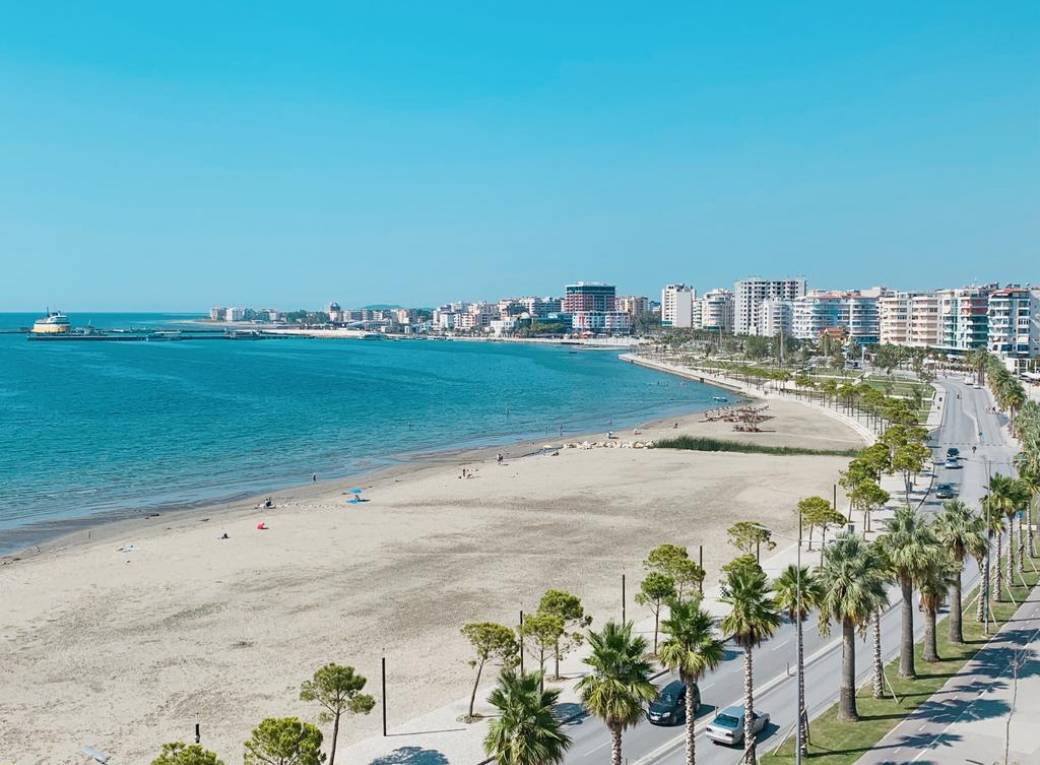 Mooi lang en breed zandstrand voor de deur