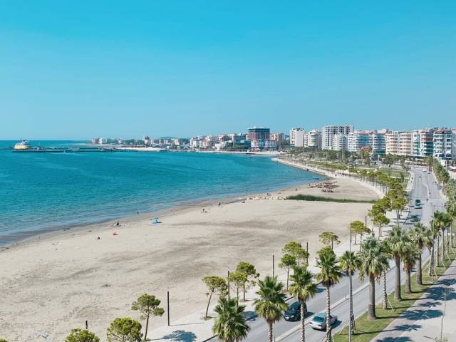 Mooi lang en breed zandstrand voor de deur